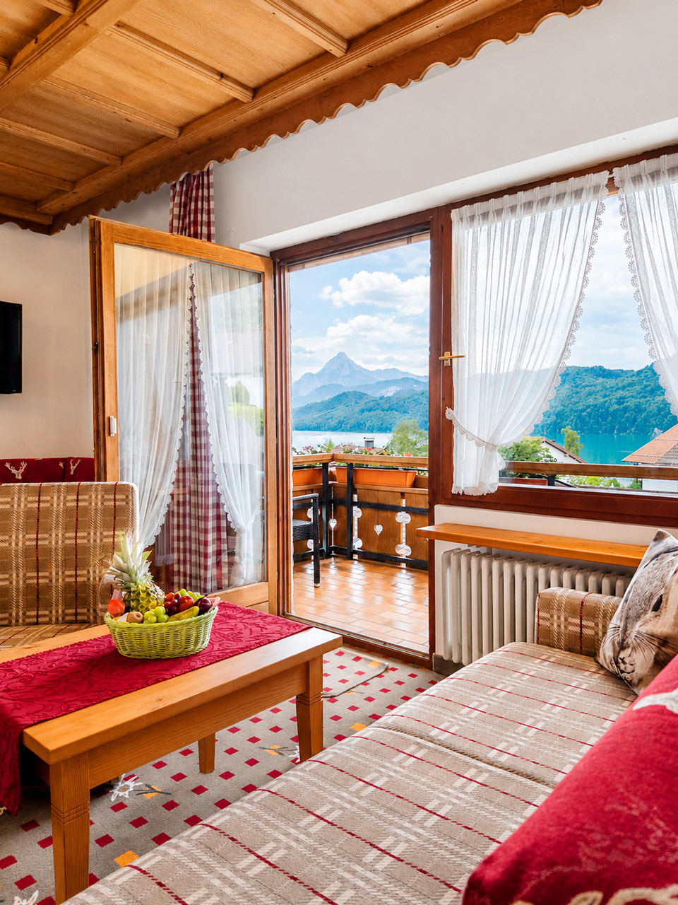 Ausblick auf See und Alpen im Allgäuer Hotel Steigmühle bei Füssen
