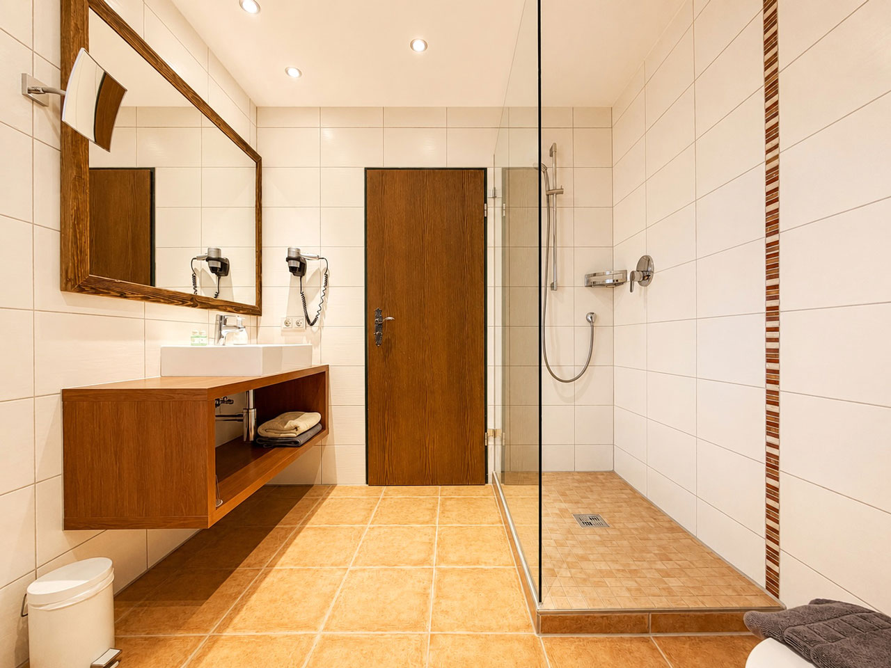 Große Dusche im Bad der Ferienwohnung Nr17 im Hotel Steigmühle