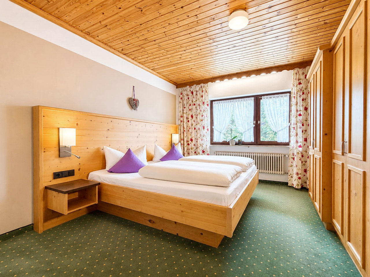 Schlafzimmer mit Doppelbett im Hotel am Weissensee im Allgäu