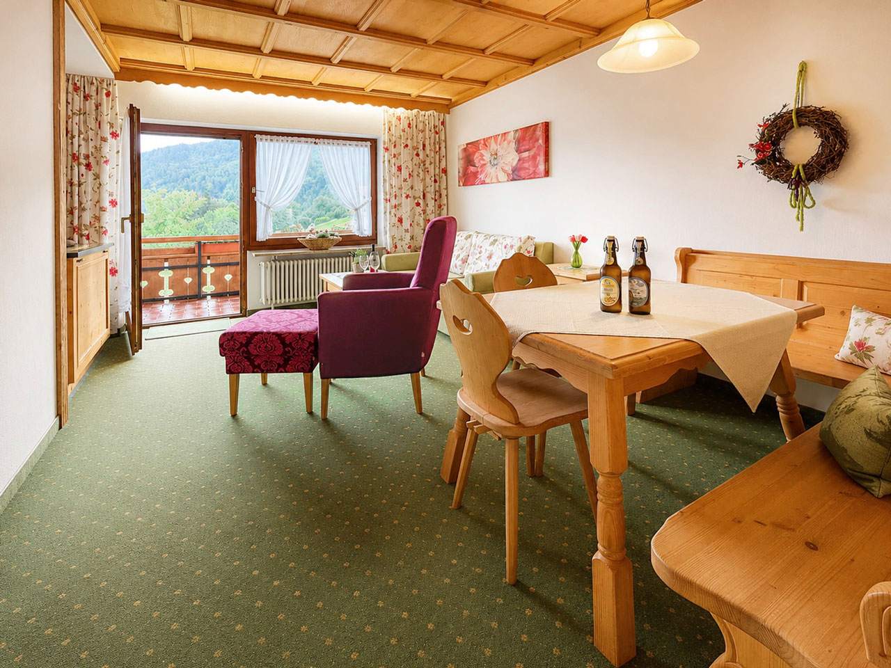 Wohn- und Essbereich der Ferienwohnung Nr17 mit Balkon