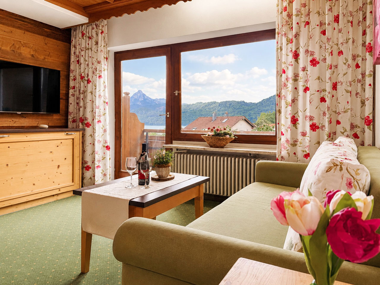 Wohnbereich der Ferienwohnung Nr17 mit Balkon und Panoramablick