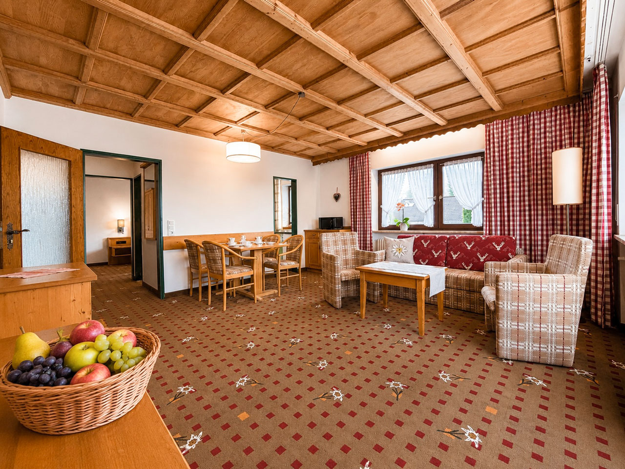 Wohn- und Esszimmer von Zimmer Nr2 Ferienwohnung im Hotel Steigmühle am Weissensee