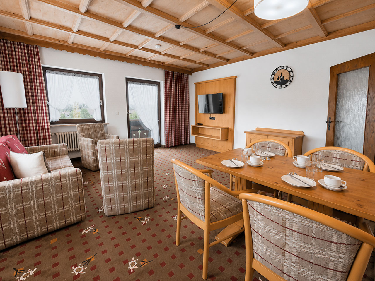 Wohn- und Esszimmer mit Balkon von Zimmer Nr2 Ferienwohnung im Hotel Steigmühle am Weissensee