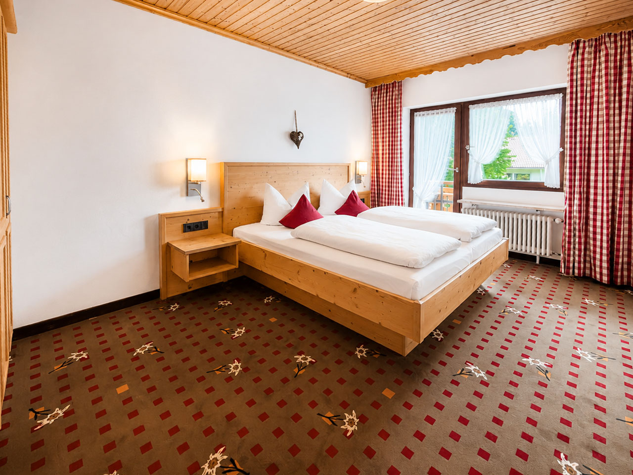 Schlafzimmer mit Balkon von Zimmer Nr2 Ferienwohnung im Hotel Steigmühle am Weissensee