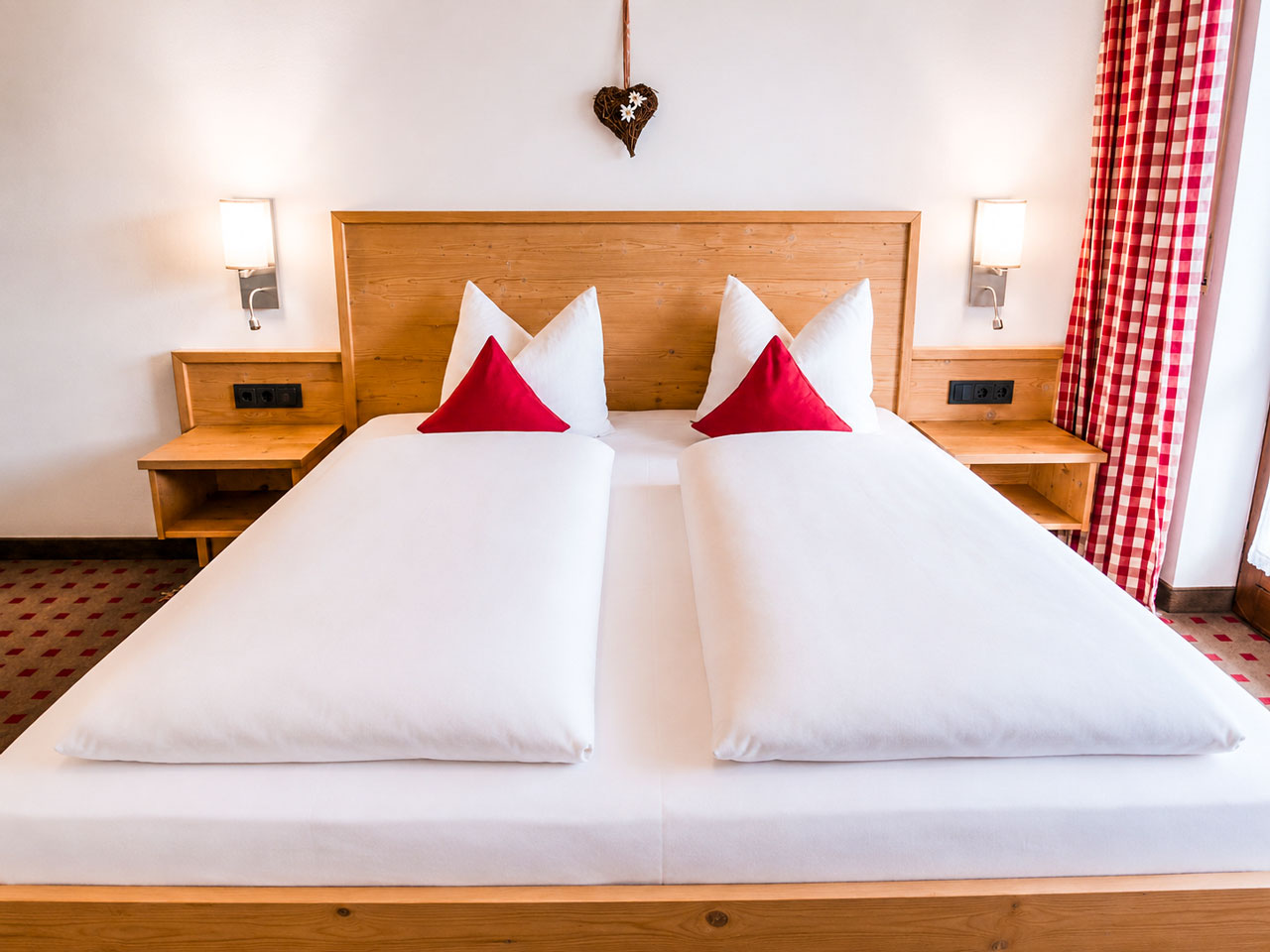 Doppelbett von Zimmer Nr2 Ferienwohnung im Hotel Steigmühle am Weissensee