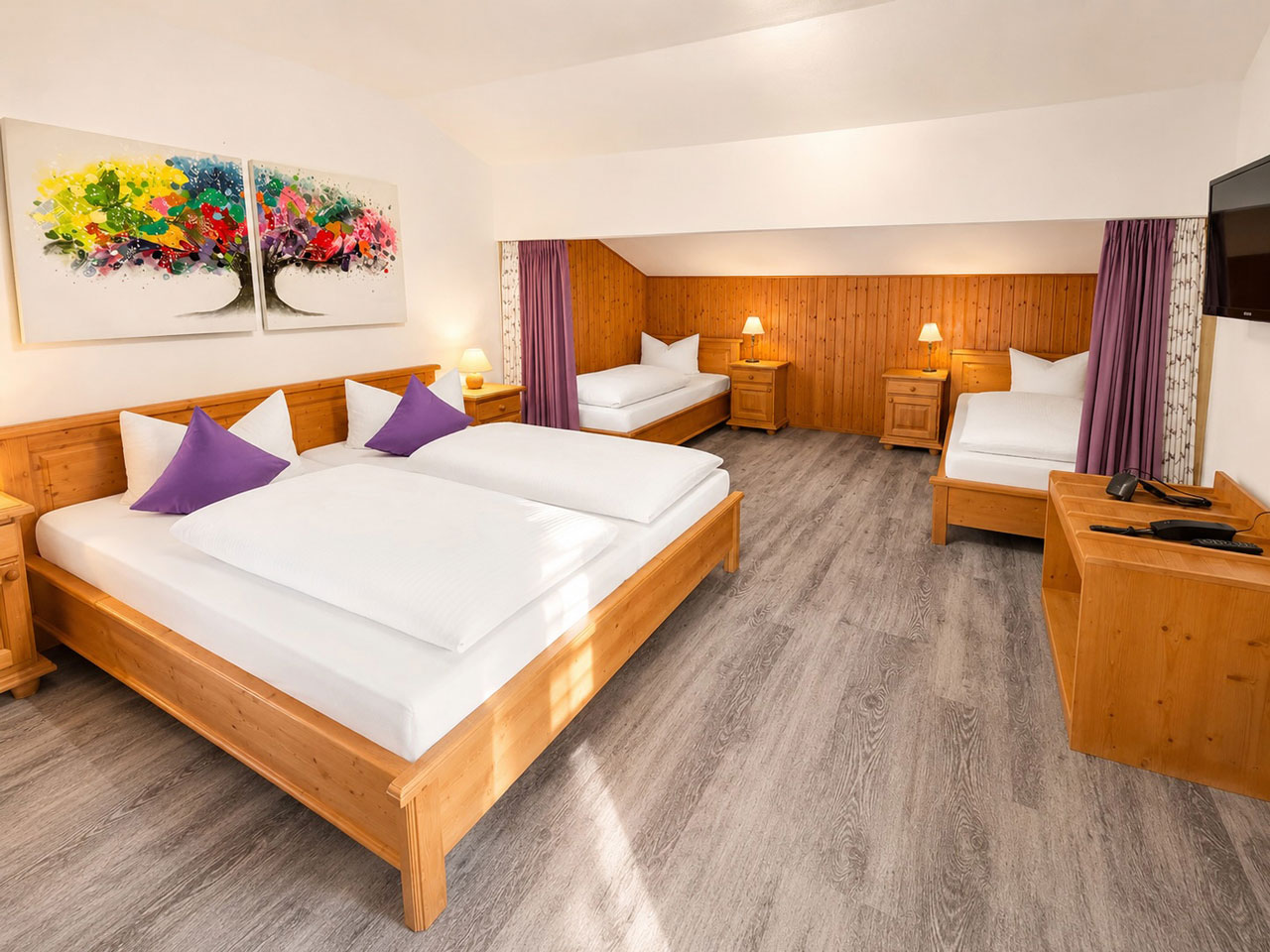 Schlafzimmer Nr25 mit Doppelbett und zwei Einzelbetten im Hotel bei Füssen