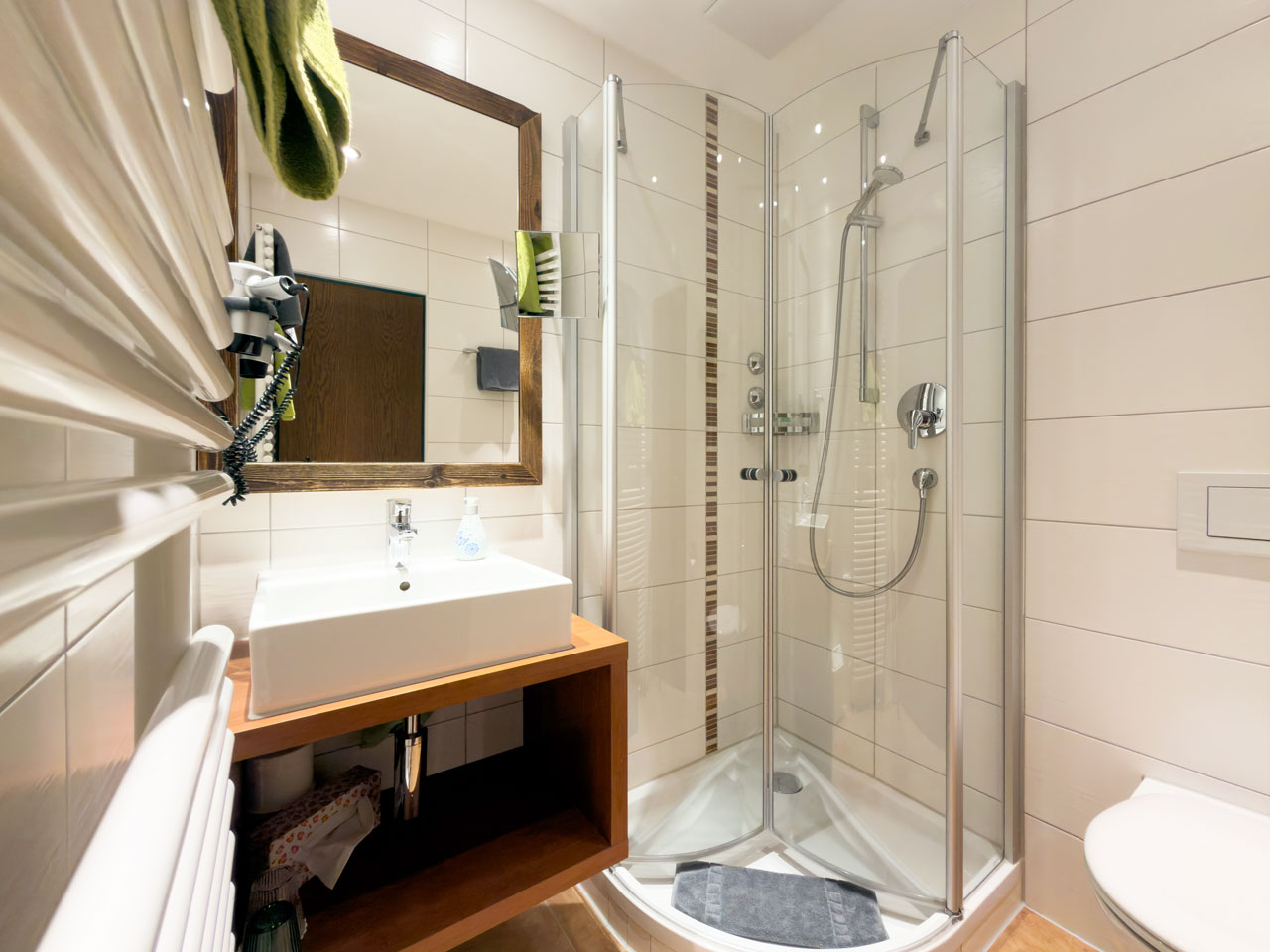Bad von Zimmer Nr5 im Hotel Steigmühle am Weissensee