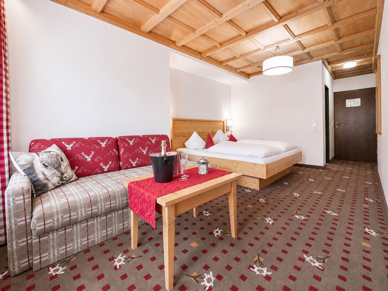 Hotelzimmer mit Balkon im Allgäu Nr5 im Hotel Steigmühle am Weissensee bei Füssen
