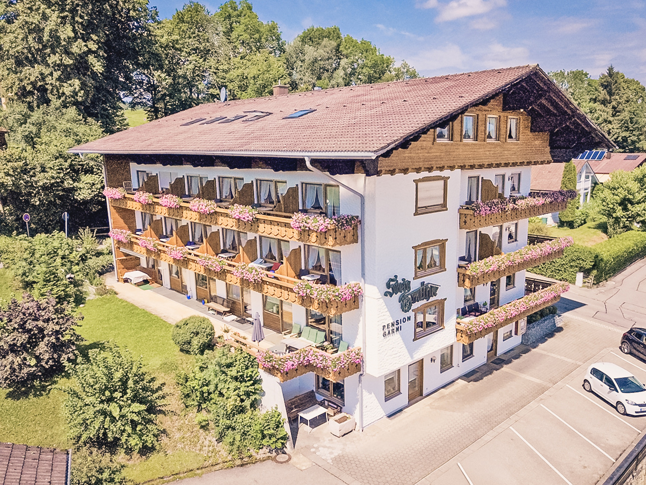 Luftaufnahme mit Hausansicht des Hotel Steigmühle im Allgäu
