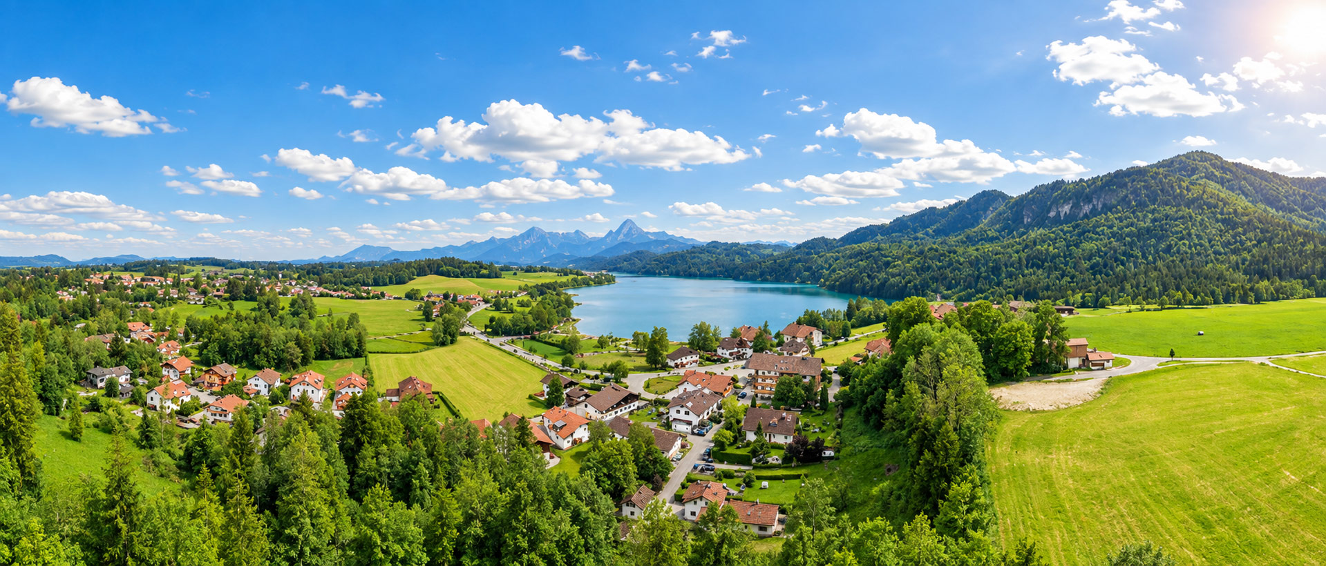 Hotel Steigmühle eingebettet in der traumhaften Landschaft zwischen Berge und Seen.