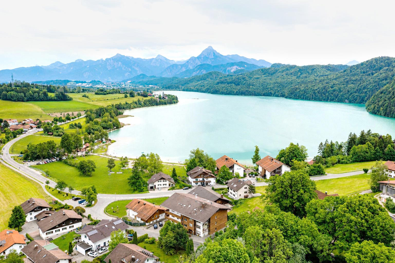 Luftbild über den Weissensee, im Vordergrund ist das Hotel Steigmühle